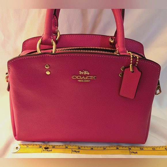 Beautiful Coach bag in fuschia with detachable shoulder strap. - Picture 8 of 9